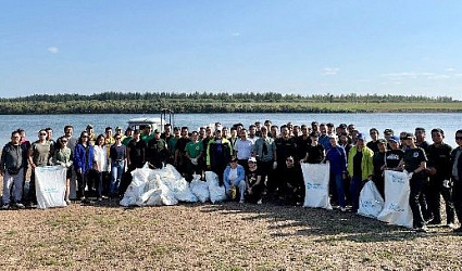 Более 200 волонтеров вышли на уборку берегов Амги в Якутии